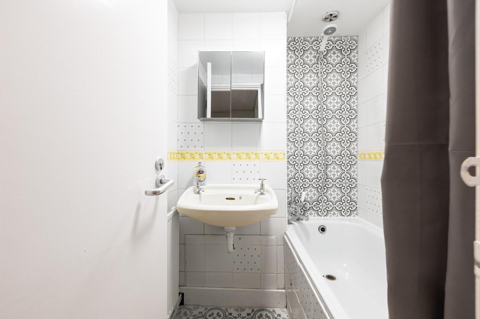 Magnificent 3Br Apt With Balcony Лондон Экстерьер фото