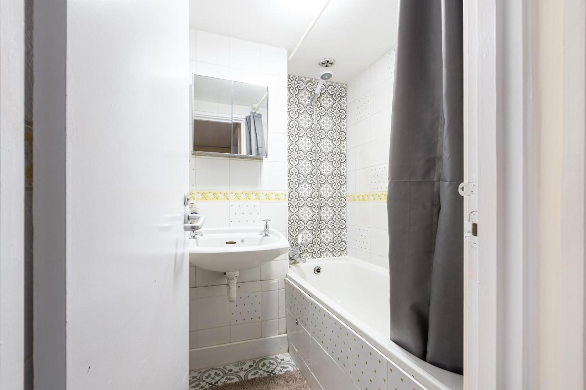 Magnificent 3Br Apt With Balcony Лондон Экстерьер фото